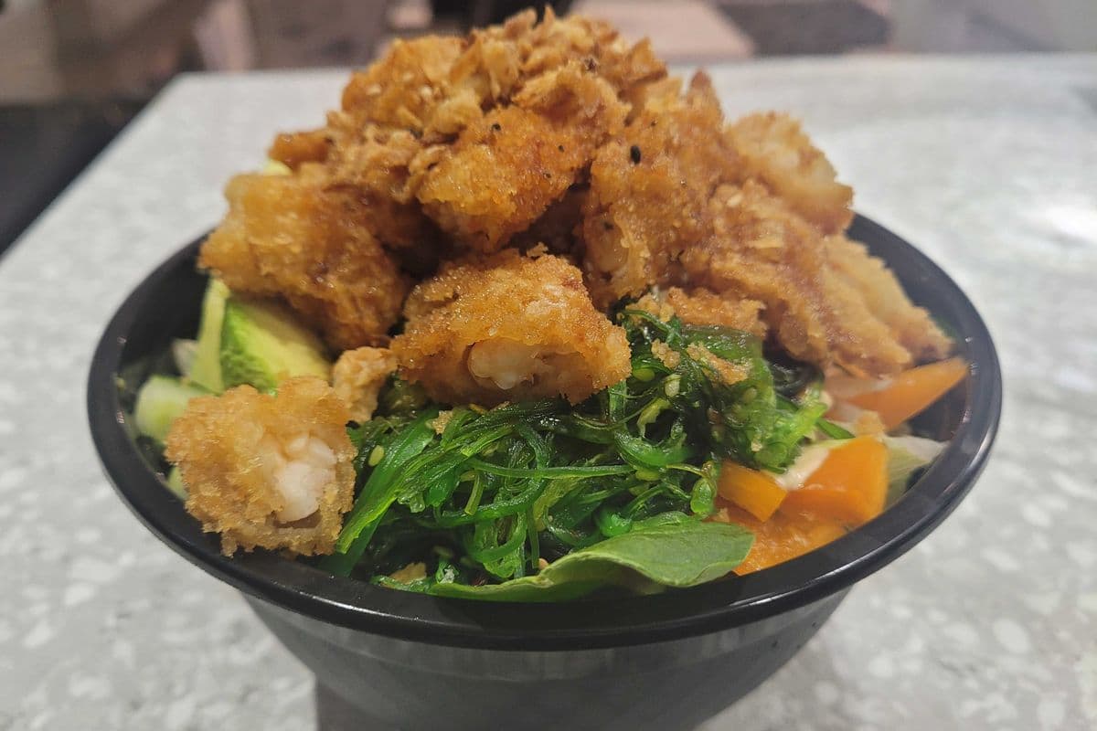 P8 . Poké aux crevettes tempuras