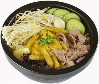 Sichuan Style Sour and Spicy Flavour Rice Noodle Soup with Sliced Beef 酸汤肥牛米线