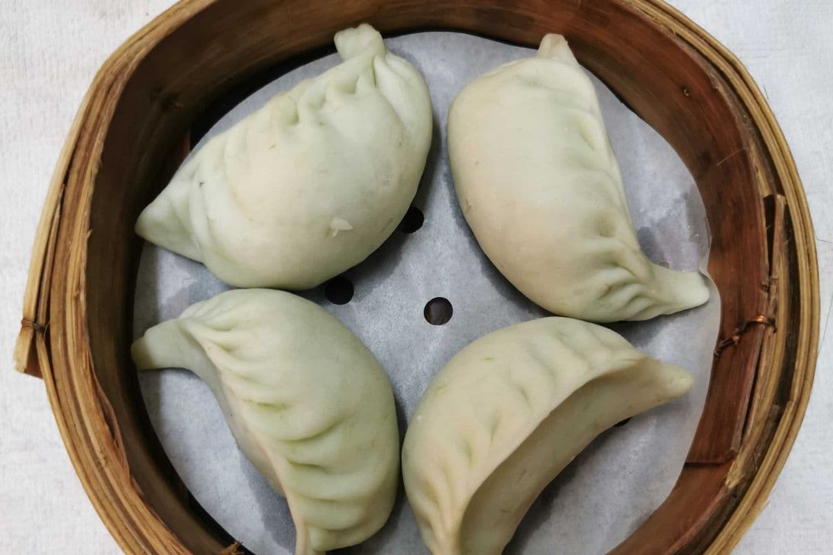 2. Steamed Prawn and Chive Dumplings 鲜虾韭菜饺