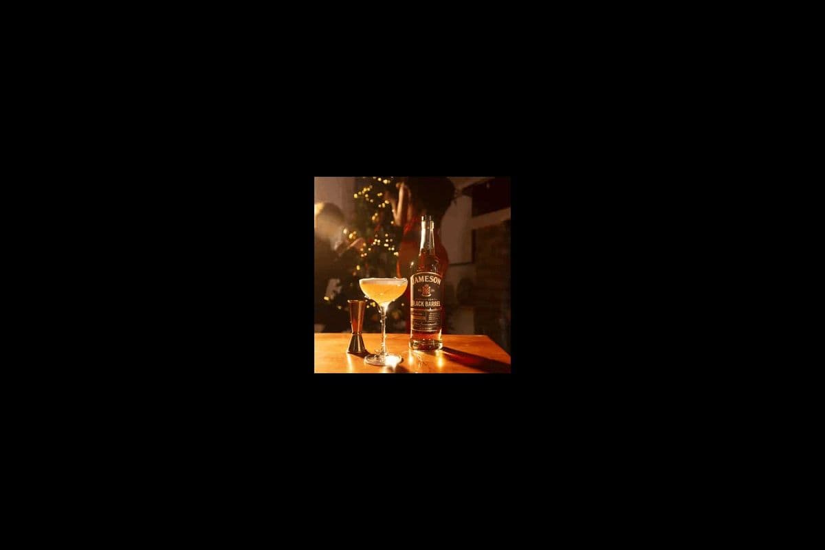 Jameson Black Barrel (750 ml Bottle) + 2LTS GINGER ALE (1 x 750ML)