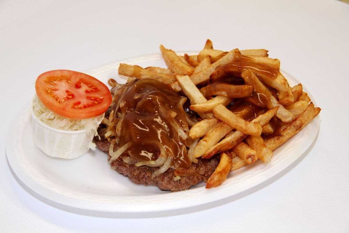 Assiette hamburger steak et oignons frits / Hamburger Steak and Fried Onions Plate