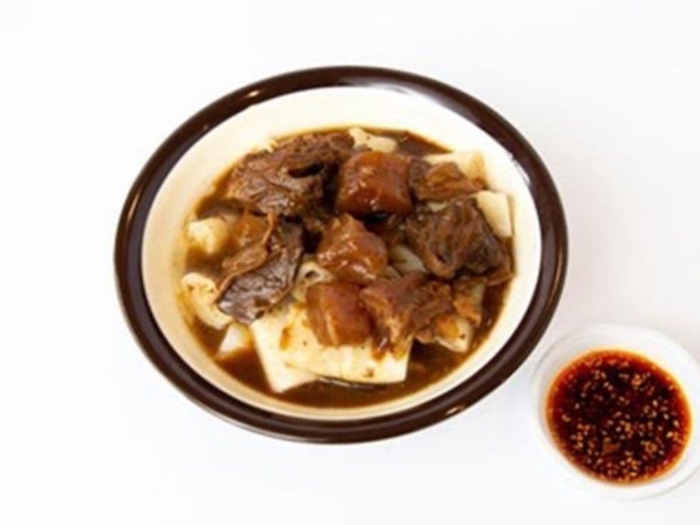 R22 - style Hong Kong avec brisket de bœuf bœuf braisé 牛腩猪肠粉