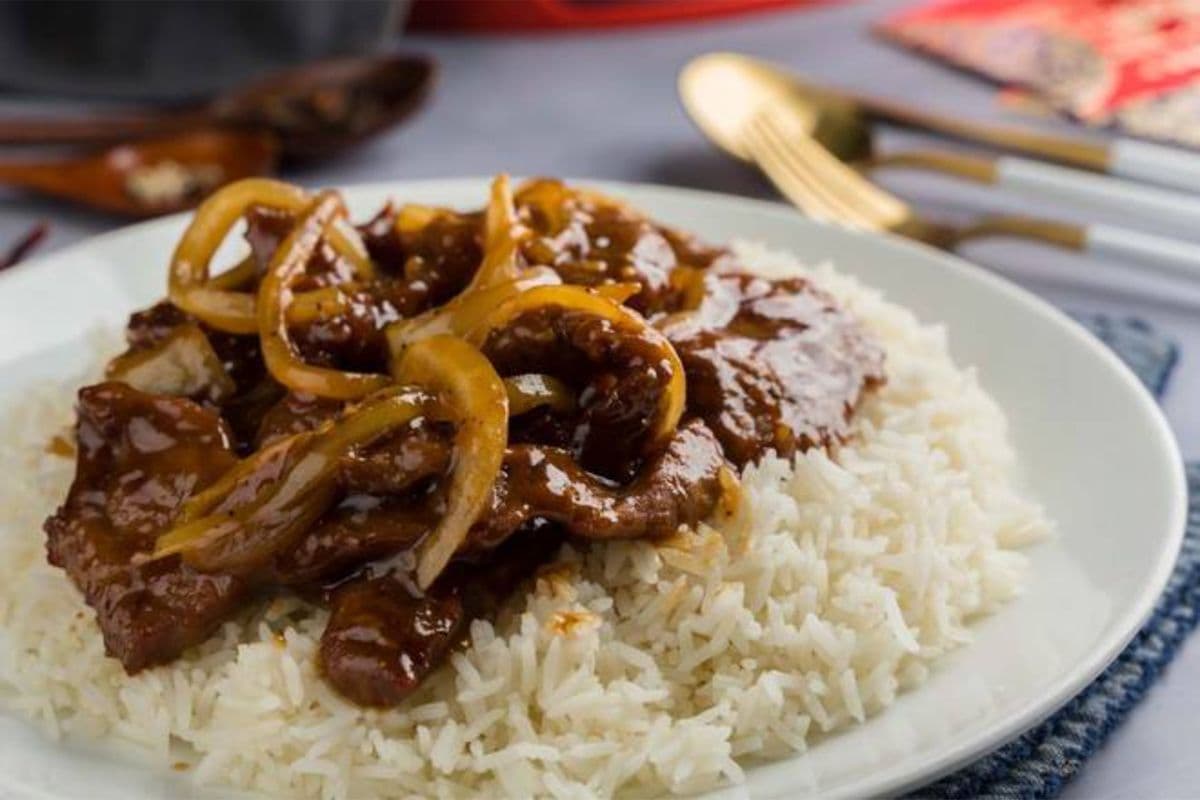 Beef Tenderloin with Black Pepper Sauce on Rice