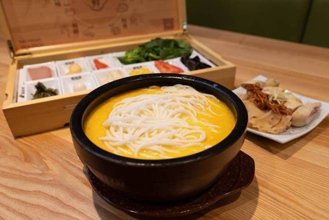Fish Maw Chicken Noodle / 花胶鸡米线