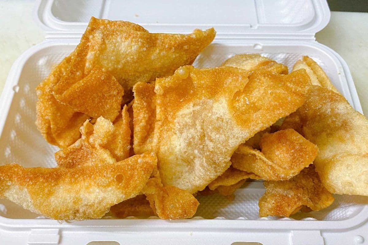 4. Deep-Fried Wonton with Sweet and Sour Sauce