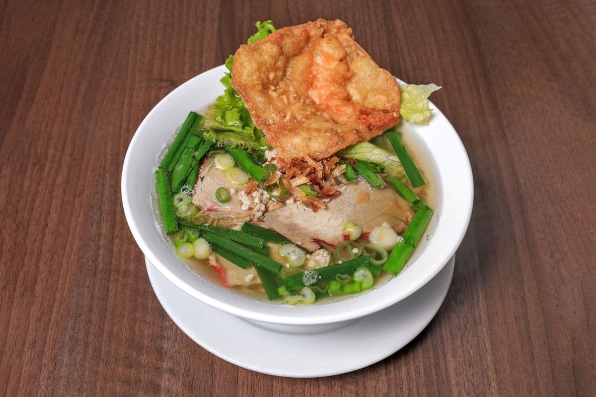 Soupe Huong Xua avec Crevettes Panées, Porc et Nouilles Jaunes / Huong Xua Soup (Mì Hương Xưa , Bánh Tôm Chiên)
