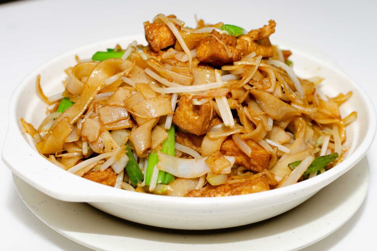 Fried Rice Noodle with Deep-fried Tofu and Bean Sprout 乾炒炸豆腐河粉