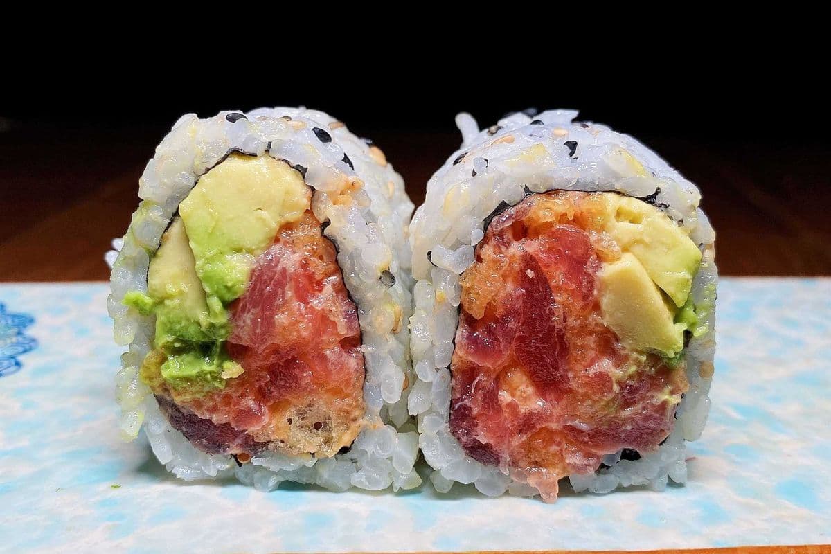 Spicy Tuna and Avocado Roll (6 pcs)