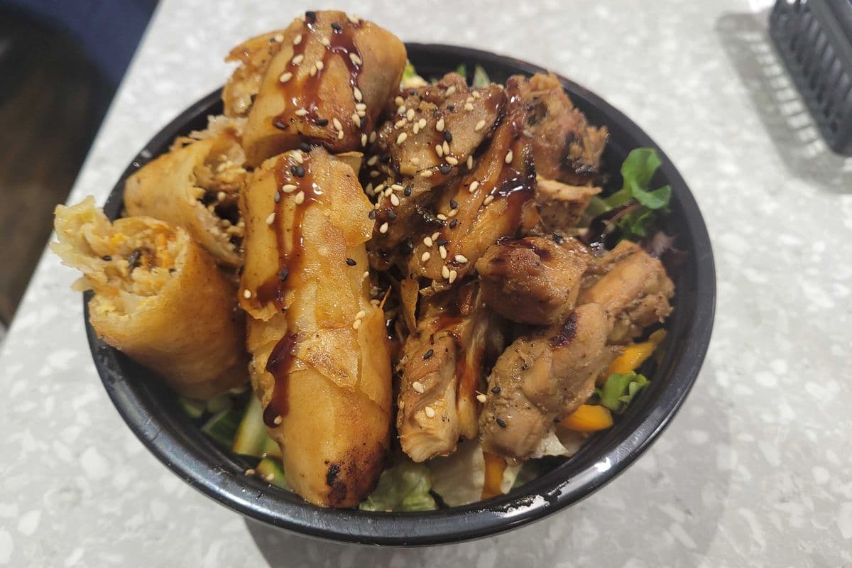 P11 .Poké aux poulets grillés et rouleaux impériaux