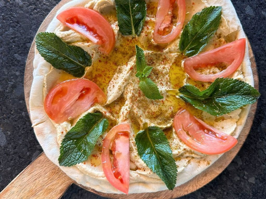 Hummus with Veggies Manakish