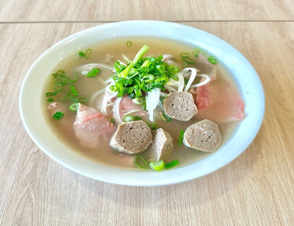 Soupe pho boeuf saignant et boulettes de boeuf