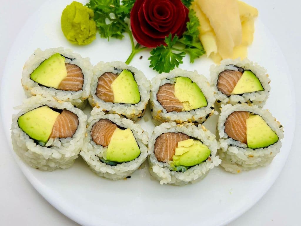 28 AVOCAT ET SAUMON MAKIS (AVOCADO & SALMON MAKIS) 
