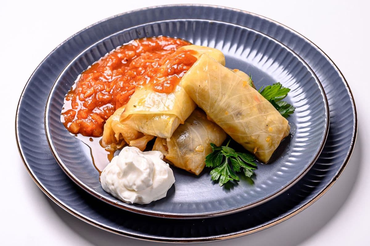 CABBAGE ROLLS with BEEF in Tomato Sauce (4 pc) (110 Cal)