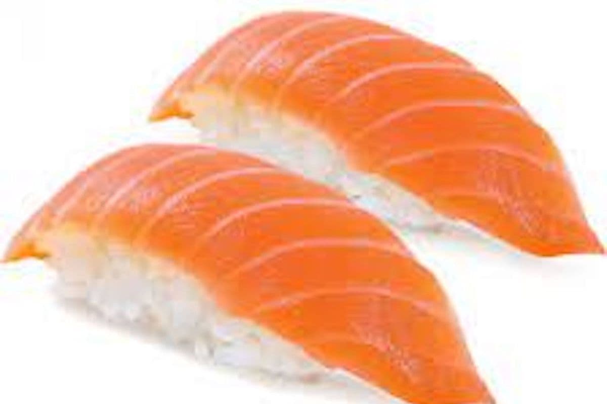 Salmon Nigiri (2 pcs)