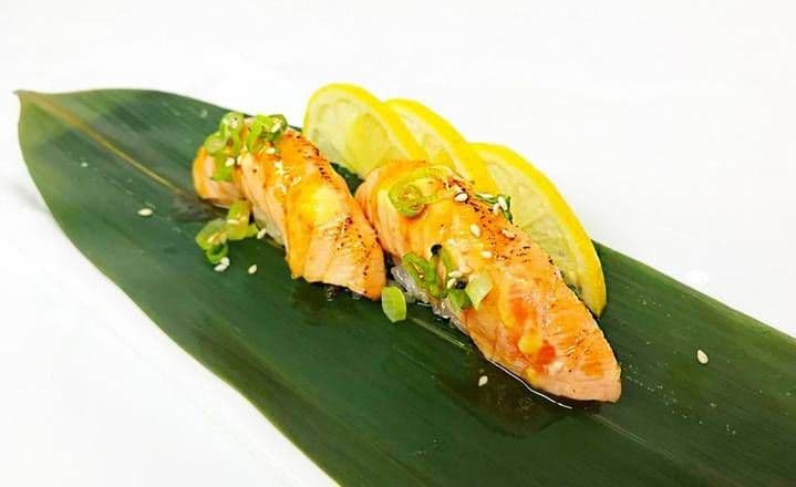 357. Torched salmon sushi (2pcs)