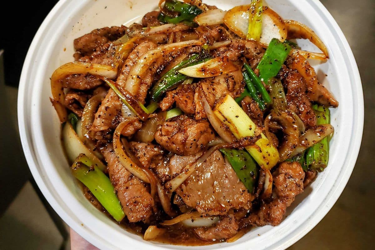 B2. Black Pepper Beef with Scallions 黑椒蔥爆牛肉
