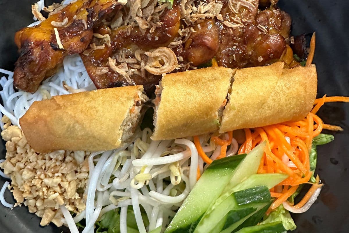 V2.Grilled Lemongrass Chicken &Spring Roll Vermicelli-燒雞粉絲同春卷-Bún Gà Nướng Chả Giò