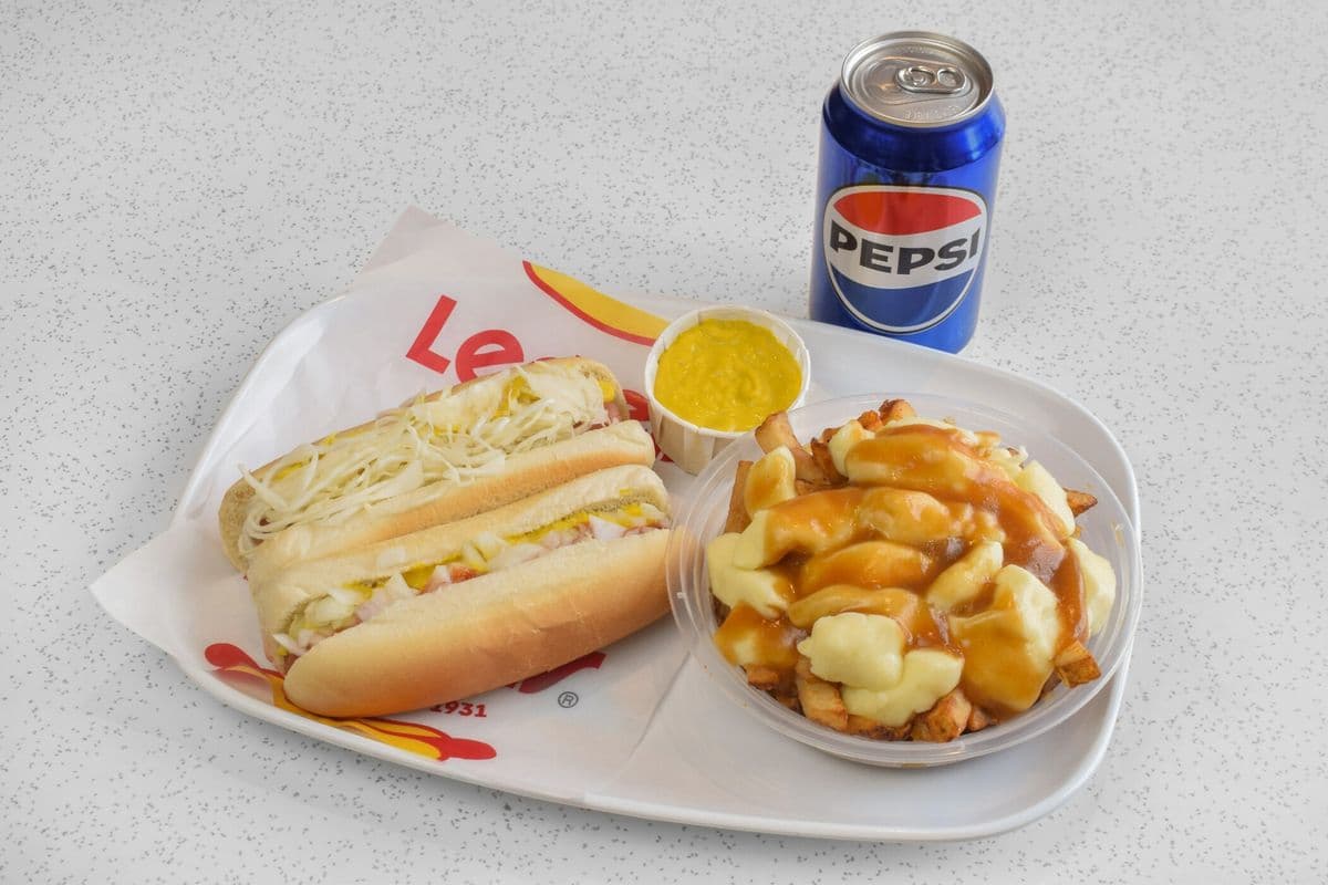 Trio #2. Deux hot dogs à la vapeur, poutine moyenne et boisson