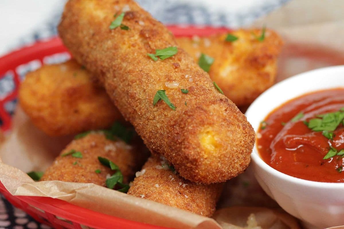 Mozzarella Sticks Poutine 炸芝士條薯堡