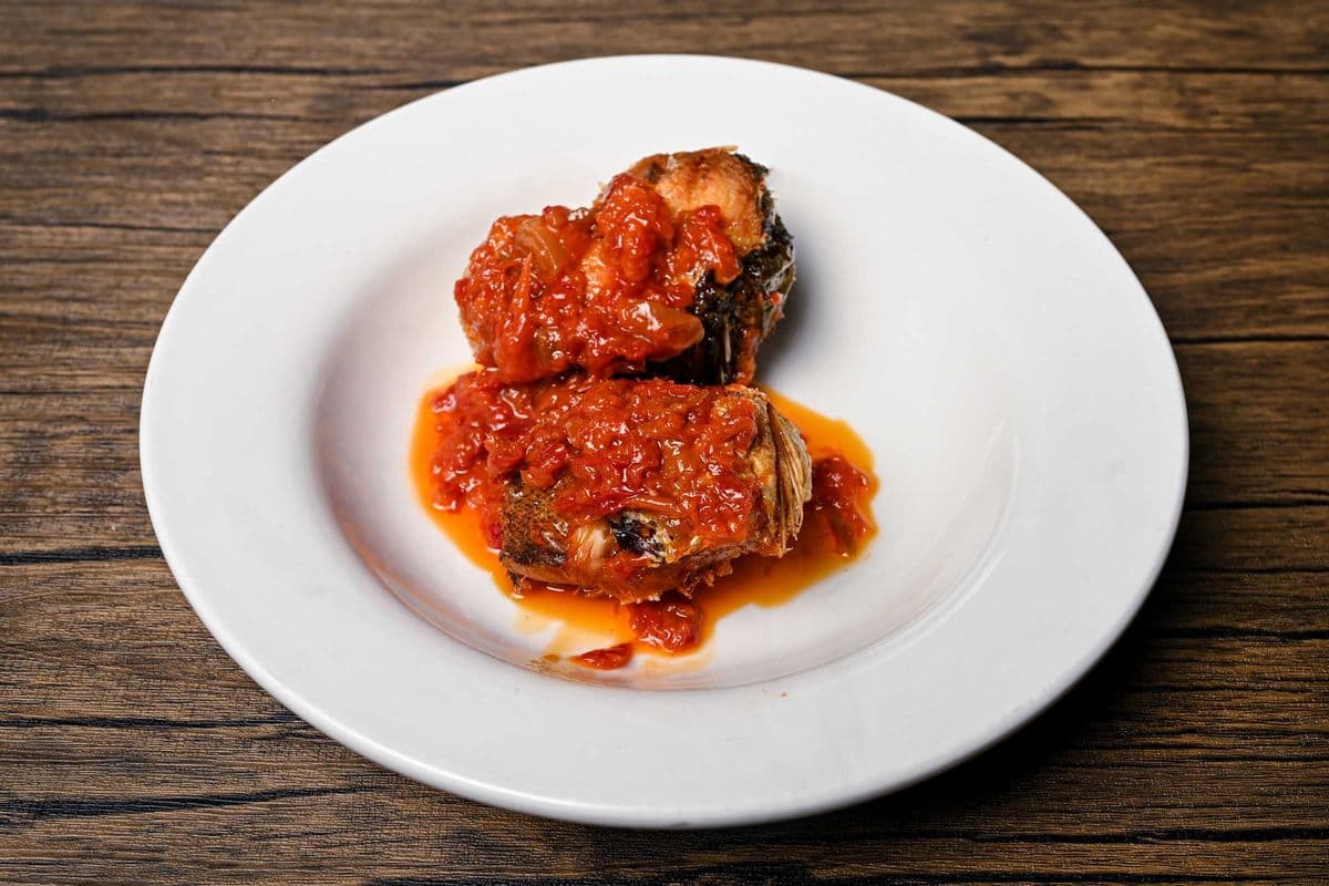 Poisson blanchissant poivré frit (2pcs) / Fried Peppered Whitening Fish (2pcs)