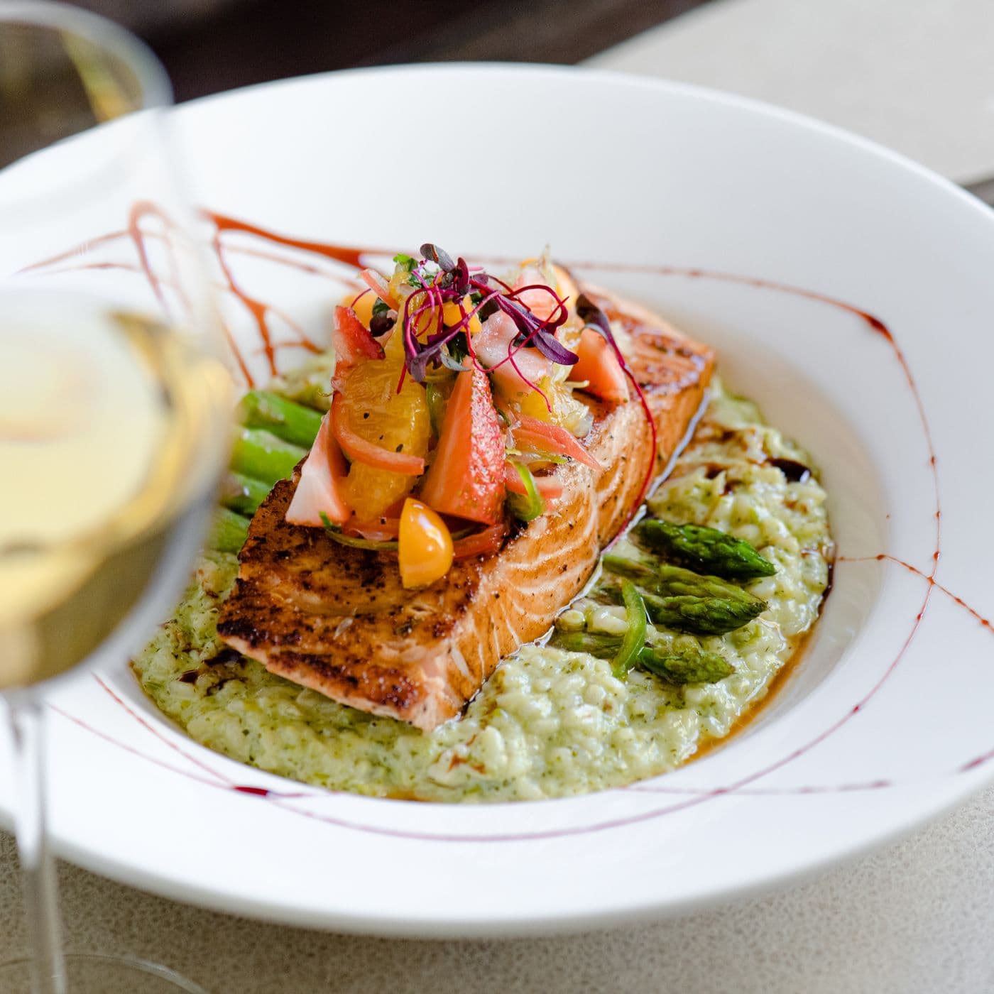 Mano's Restaurant & Lounge