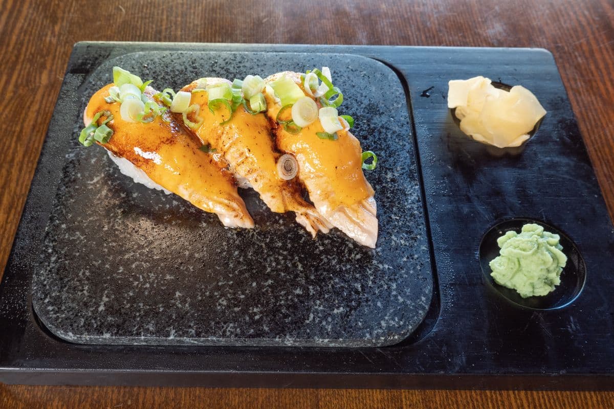Aburi Salmon Sushi (2pcs)
