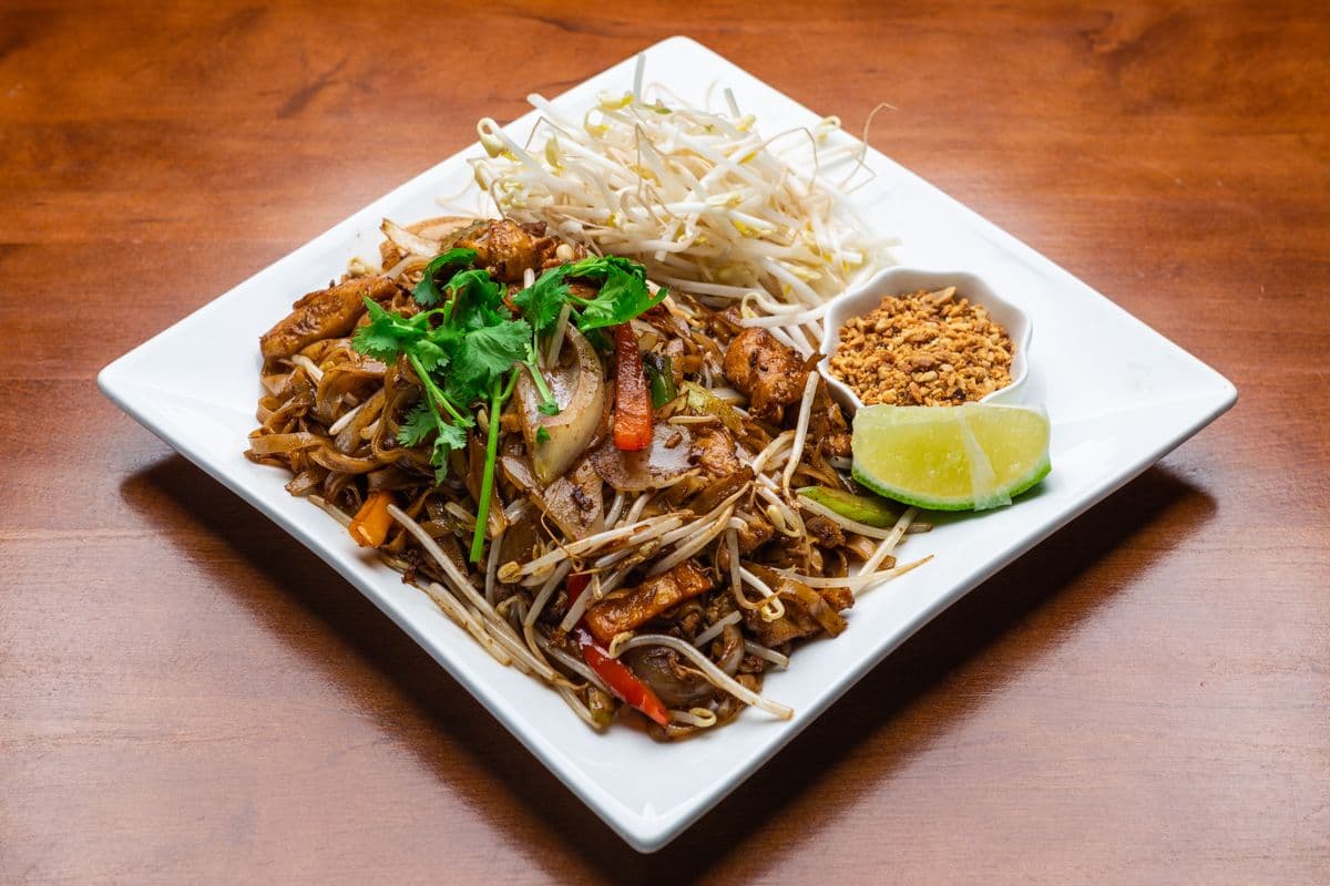 CF142. Chicken Pad Thai