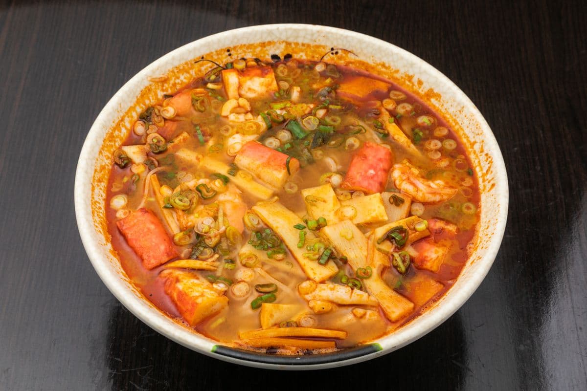 26. Soupe-repas Tom Yum aux fruits de mer avec vermicelle de riz / Seafood Tom Yum Soup with Rice Vermicelli