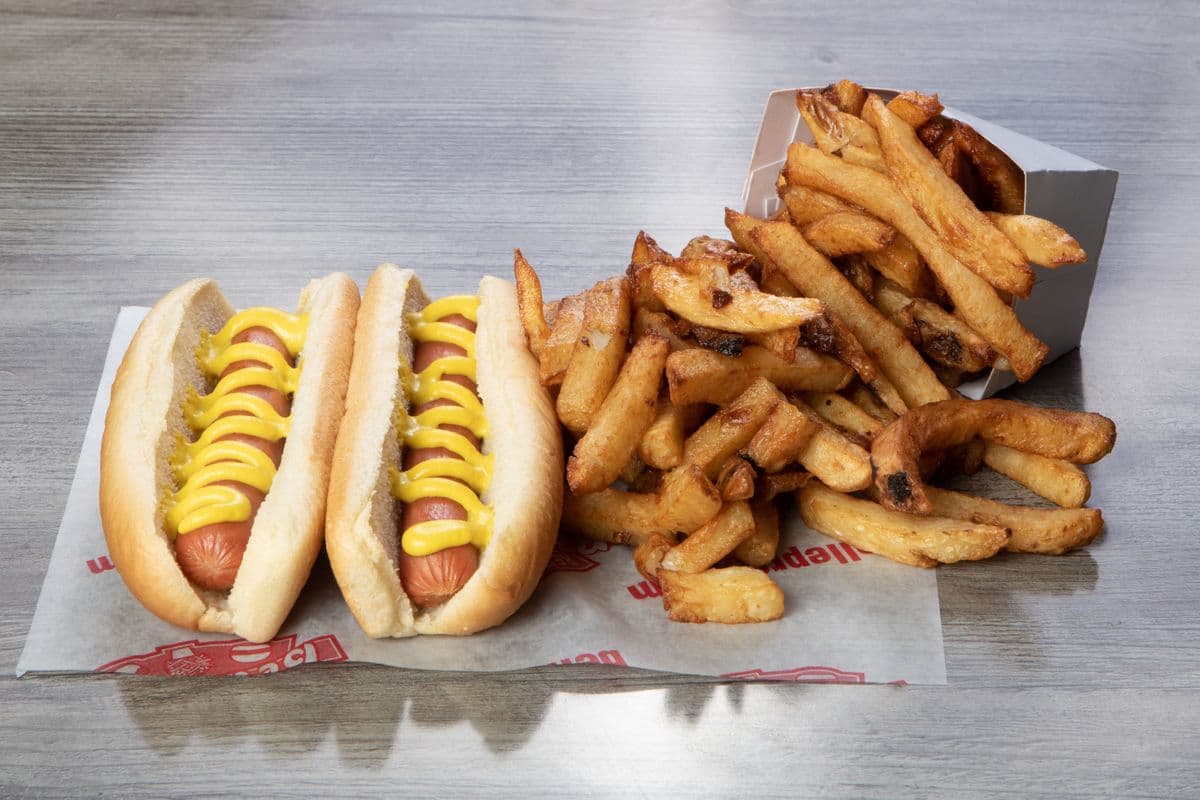 Hot dog au fromage et oignons frits