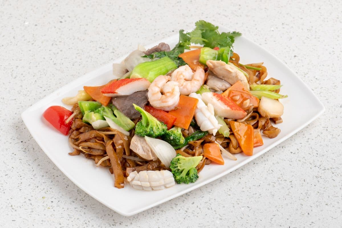H03. Stir-Fried Rice Noodles w/Meat, Seafood, and Vegetables