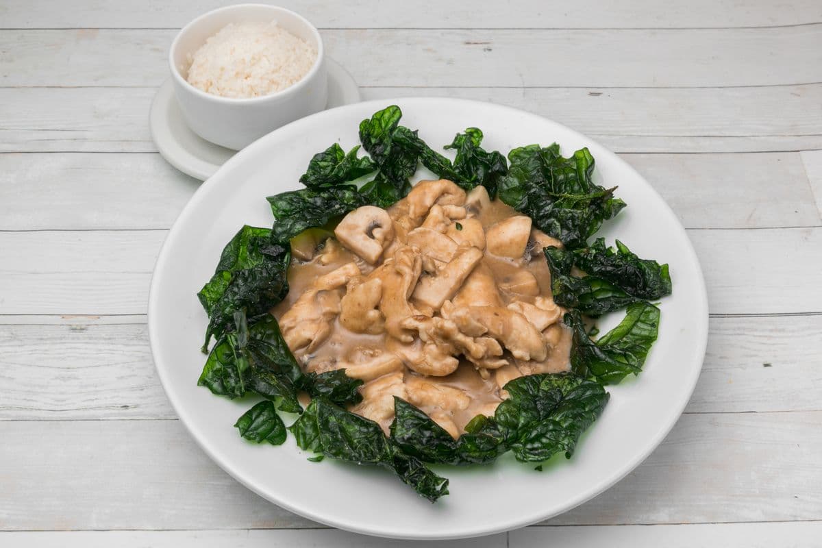 GD Poulet sauté au beurre d'arachides avec épinards croustillants / Sauteed Peanut Butter Chicken Served with Crispy Chicken