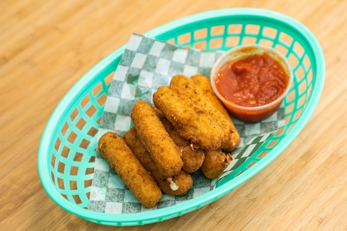 Mozzarella Sticks (8 pcs)