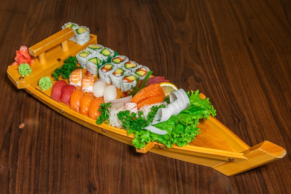 01. Sushi Sashimi Roll A Tray (30 pcs)