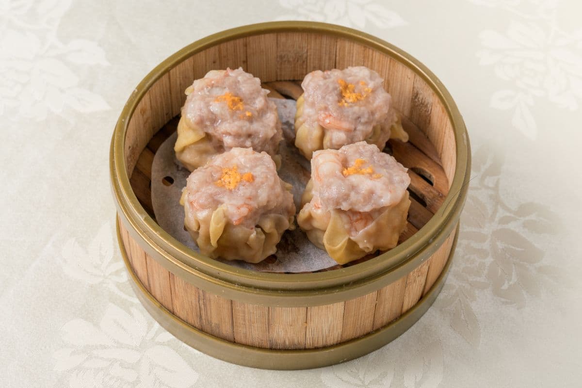 8. Raviolis chinois au porc et aux crevettes cuits à la vapeur (4 mcx) / Steamed Pork and Shrimp Dumplings (4 pcs) 烧卖