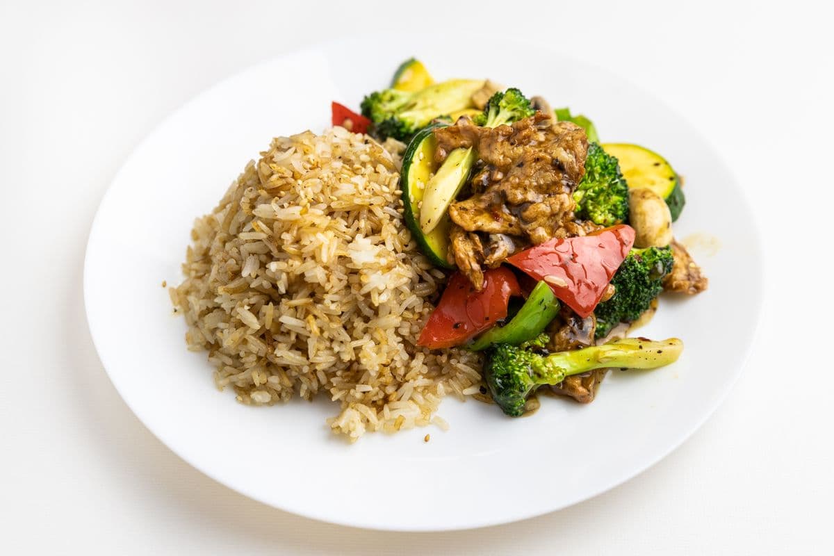 D3. Vegetarian Chicken and Black Pepper Sauce on Fried Rice