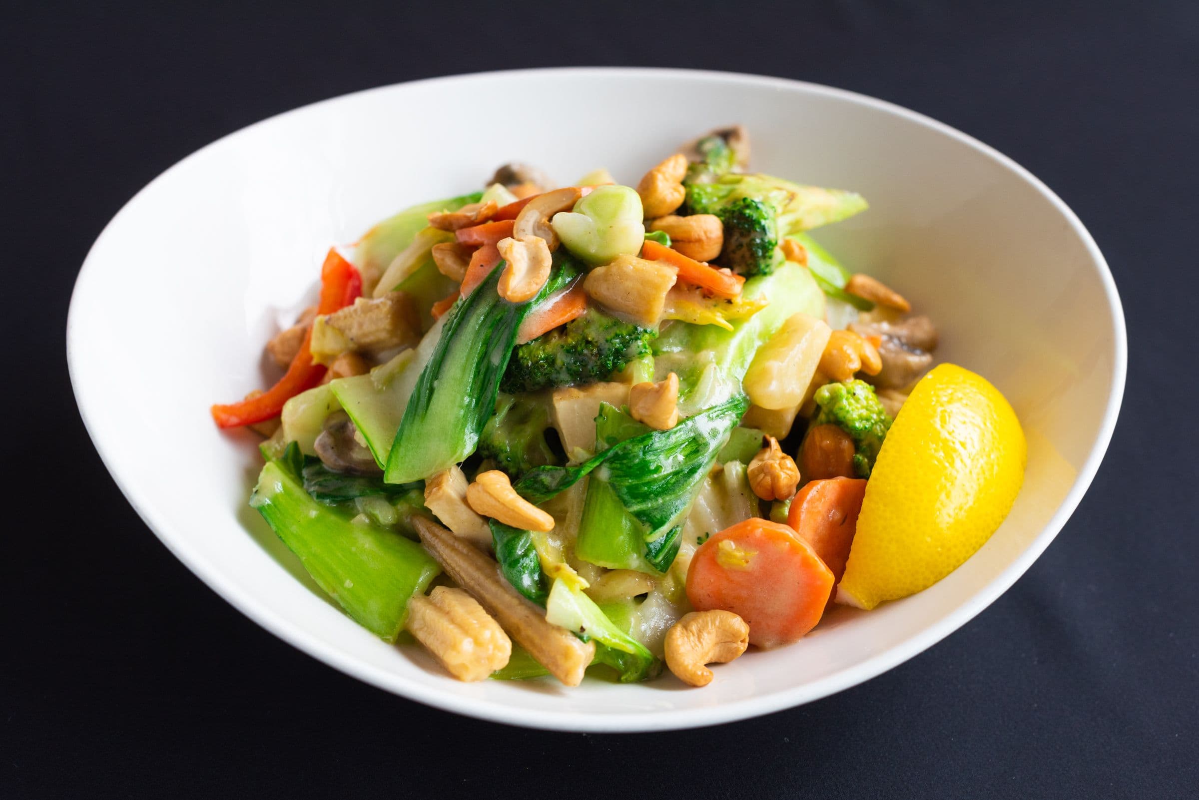 Mixed Vegetables and Cashew Nuts in a Coconut Sauce - Med Ma-Muang Phad Pak