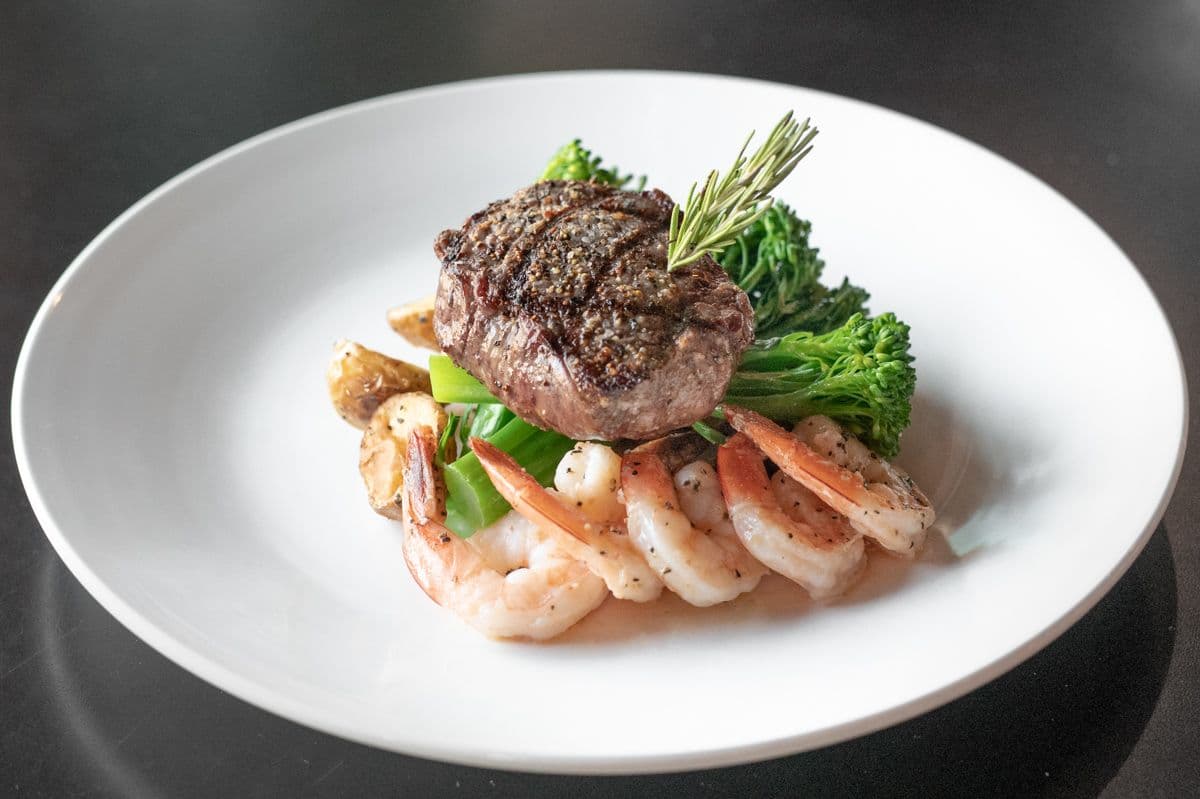 Steak (6 oz) and Prawns