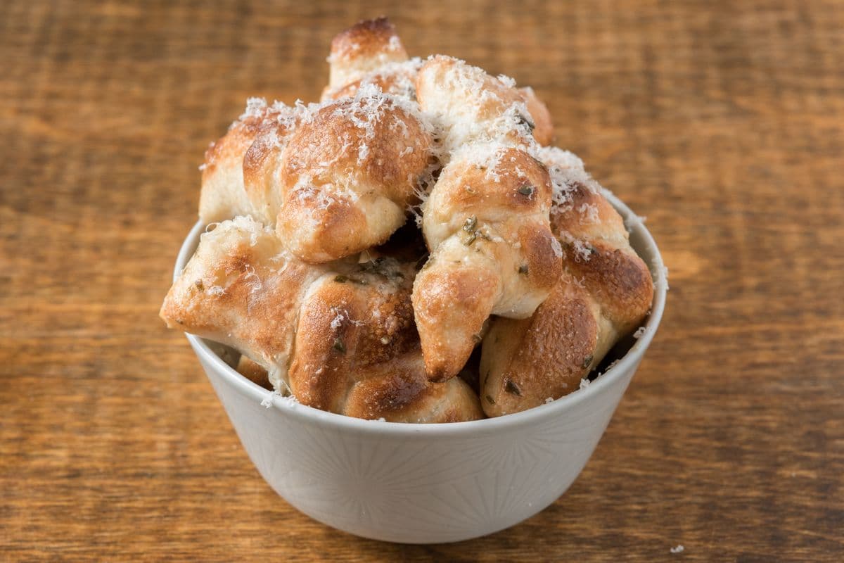 GARLIC KNOTS (V)