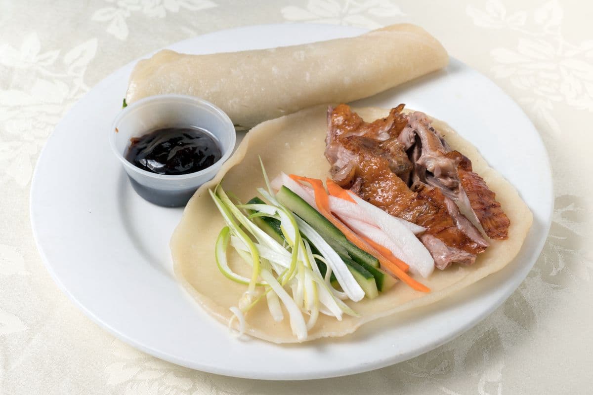 25. Rouleau de canard de Pékin (2 mcx) / Peking Duck Rolls (2 pcs)