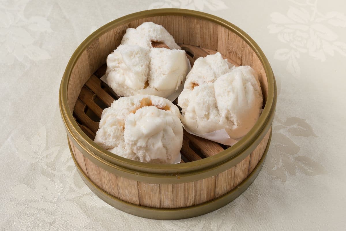 16. Petits pains de porc cuits à la vapeur (3 mcx) / Steamed Barbecued Pork Buns (3 pcs)