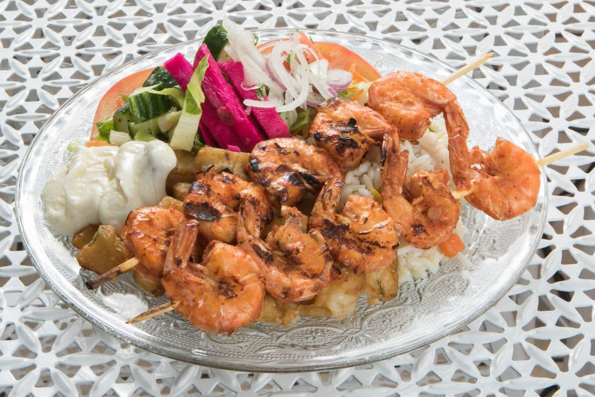 Plat de brochettes de crevettes