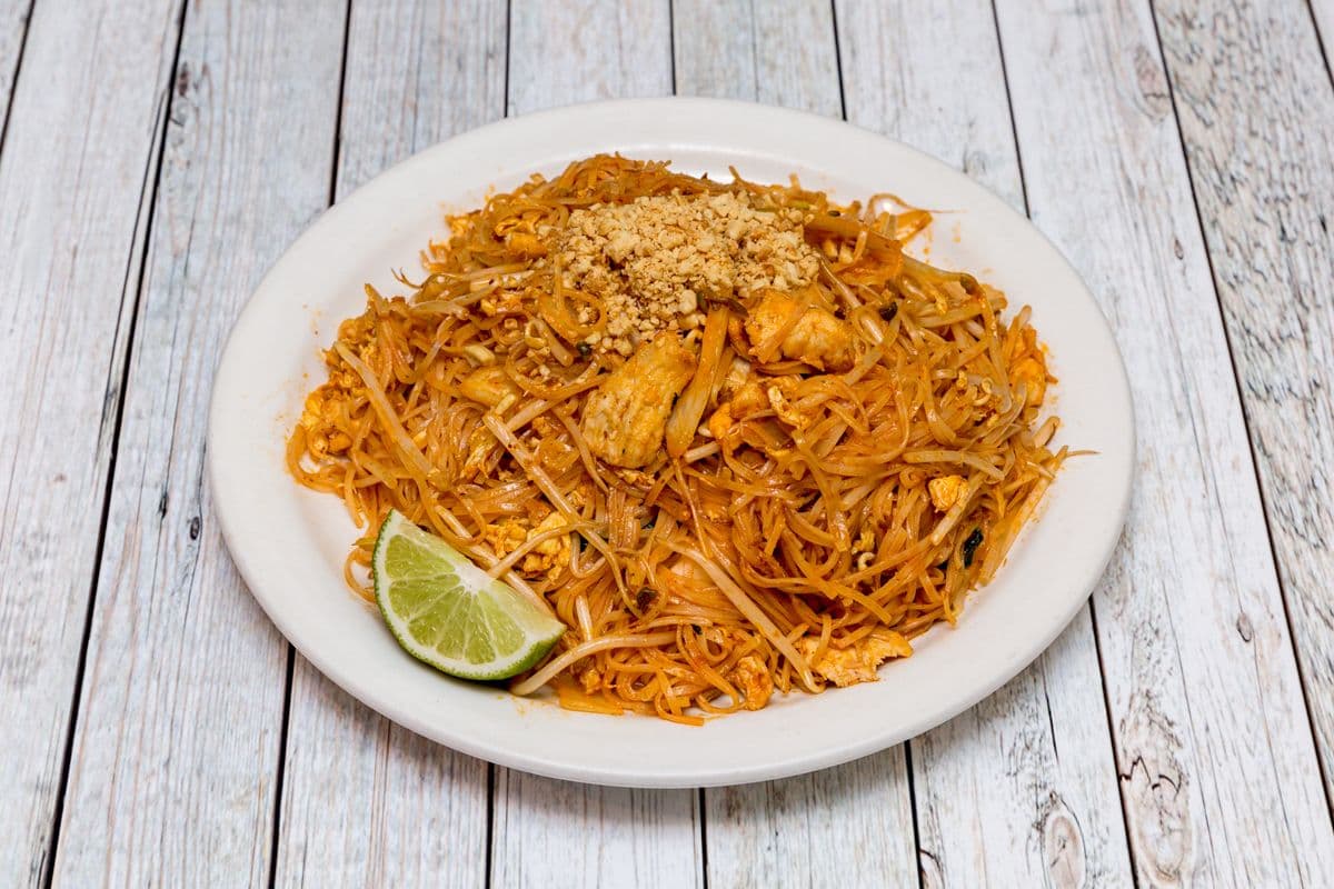 111. Nouilles Pad Thaï au poulet et arachides (Épicé) / Phad Thai Noodles with Chicken and Peanuts Spicy