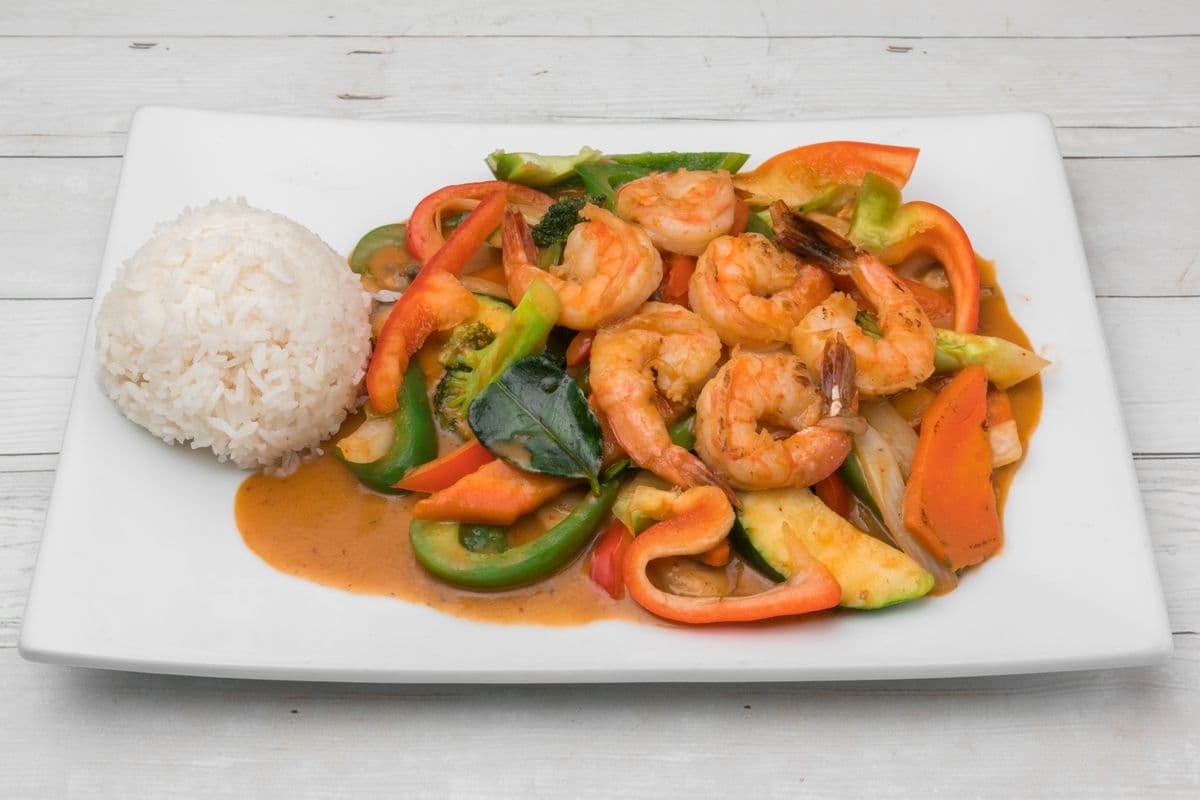 Crevettes au cari rouge avec lait de coco et basilic frais / Shrimp Curry with Coconut Milk and Fresh Basil