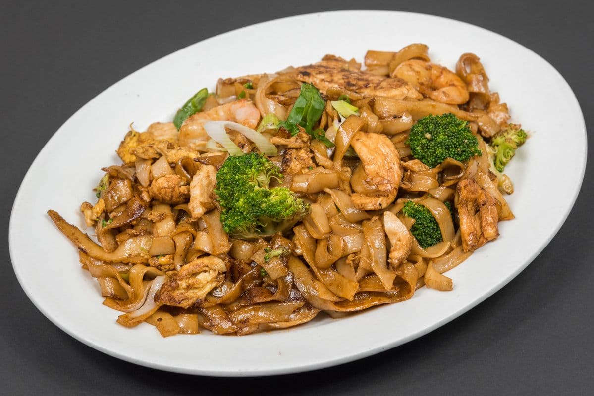 Chicken and Shrimp Pad Se Ew