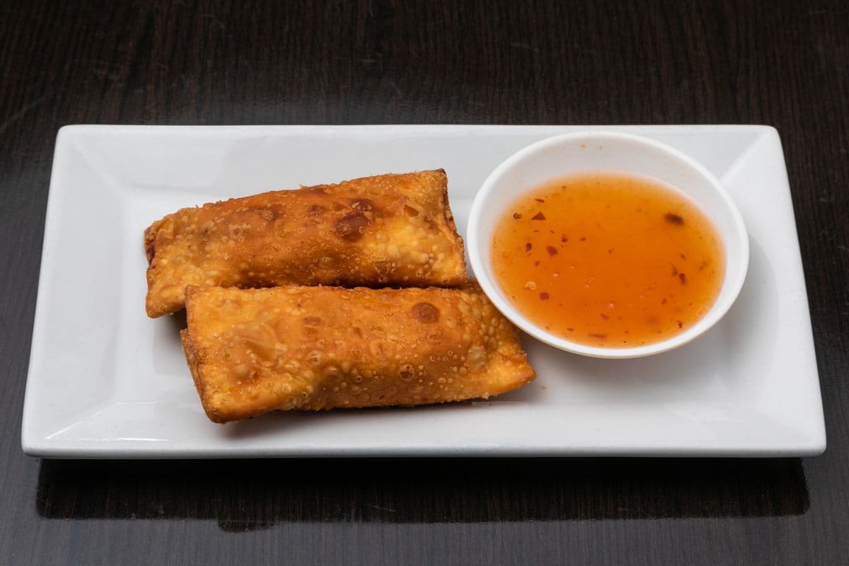 6. Pâtés impériaux (2 mcx) / Egg Rolls (2 pcs)