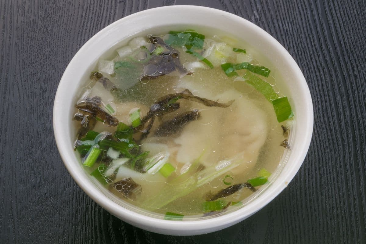 2. Soupe wonton légumes et porc (4 mcx) / Vegetable and Pork Wonton Soup (4 pcs)