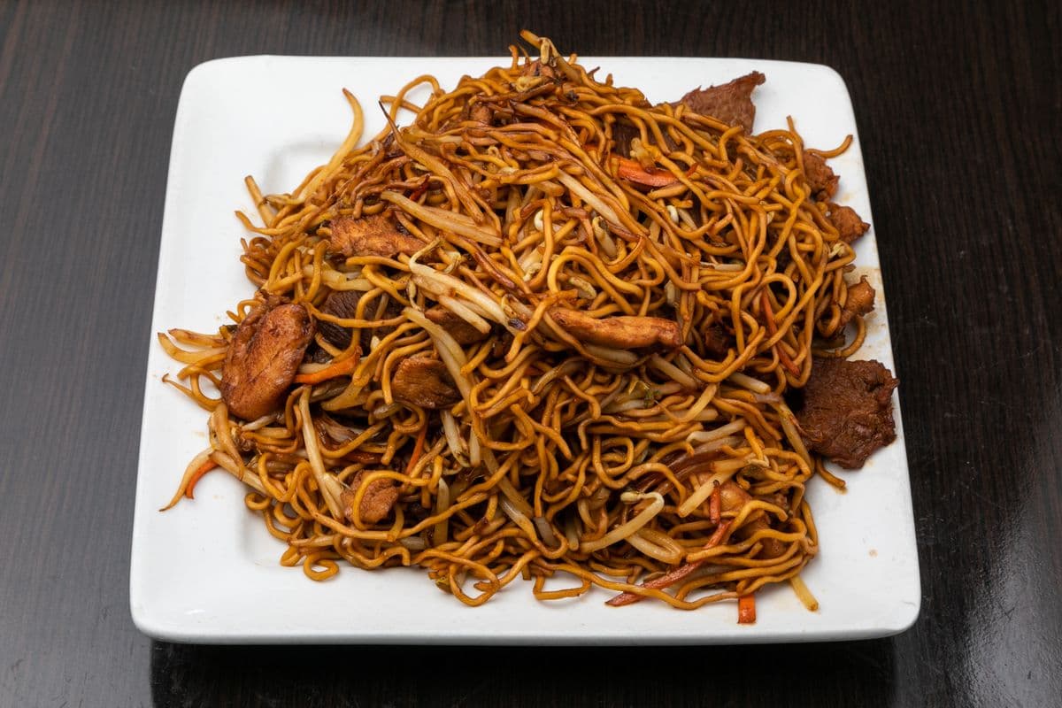38. Nouilles frites Chow Mein avec poulet et boeuf / Chow Mein Fried Noodles with Chicken and Beef