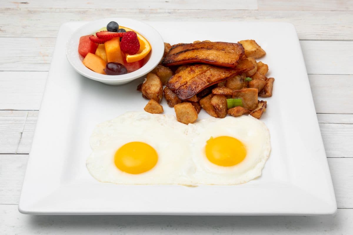 2 Oeufs avec 1 choix de viande / 2 Eggs with Choice of Meat