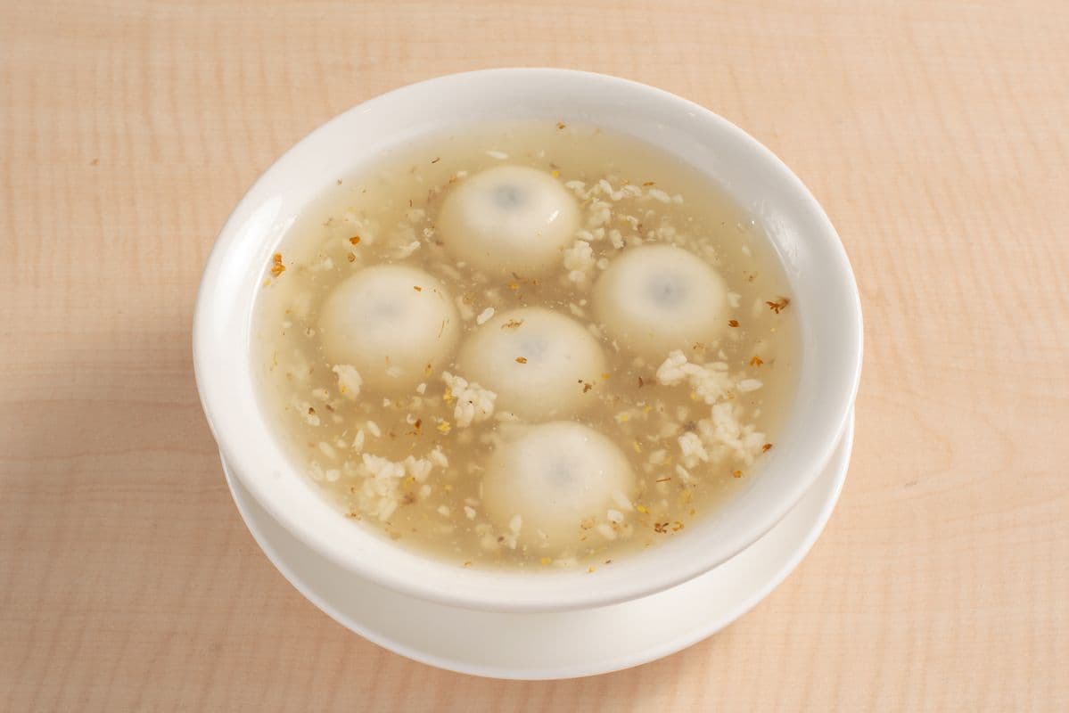 135. Sesame-Filled Sweet Dumplings in Soup with Fermented Rice (5 pcs) 桂花酒釀芝麻湯圓