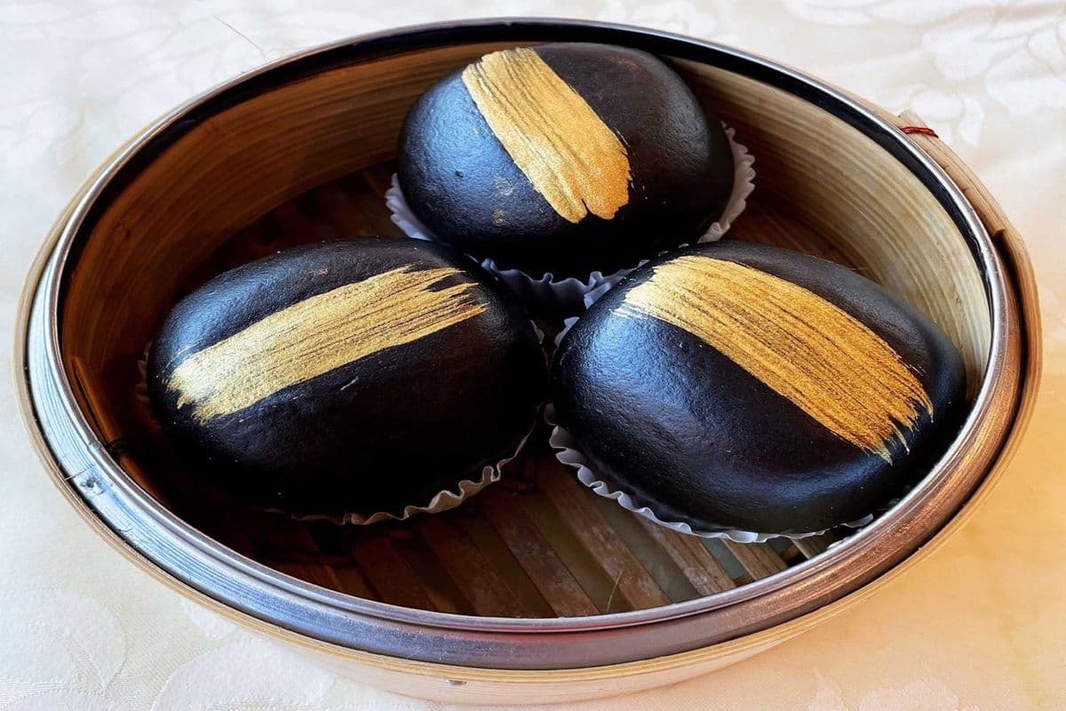 Golden Custard Buns 黑金流沙包